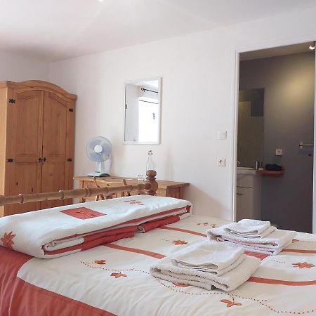 Bed and Breakfast Ancienne Ecole Cazaux-Villecomtal Экстерьер фото